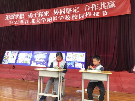 图片包含 室内, 桌子, 建筑, 房间描述已自动生成